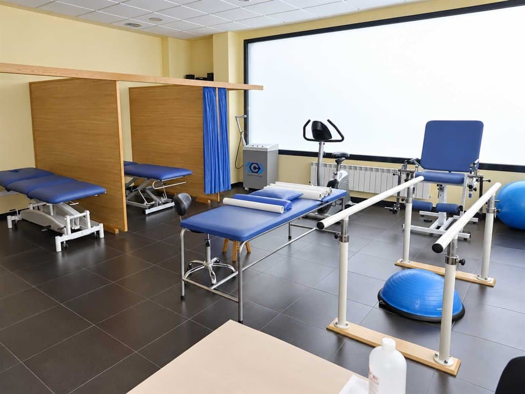 Sala de fisioterapia de la clínica médica Umia en Caldas de Reis